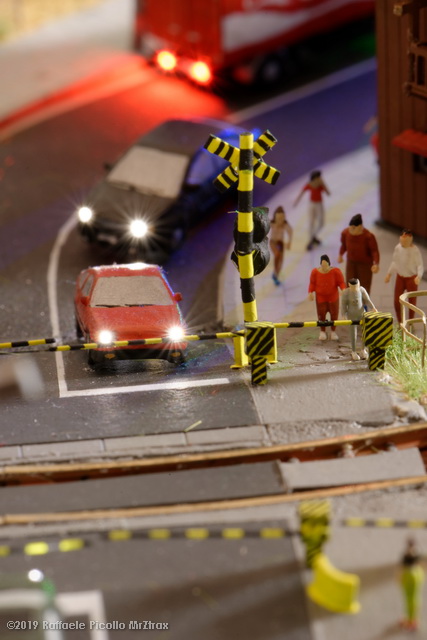 Le luci delle auto ferme al passaggio a livello